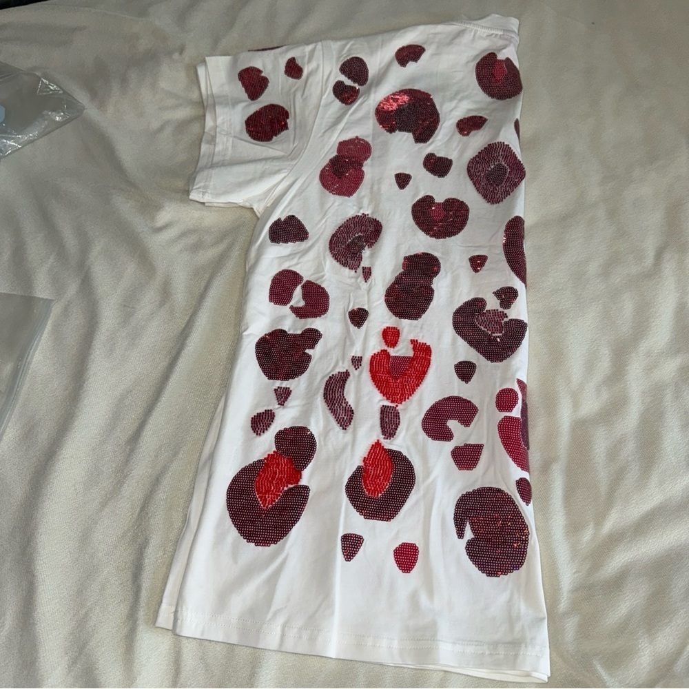 QUEEN OF SPARKLES Red and White Short Sleeve Tee l sequin beaded new - Picture 7 of 8